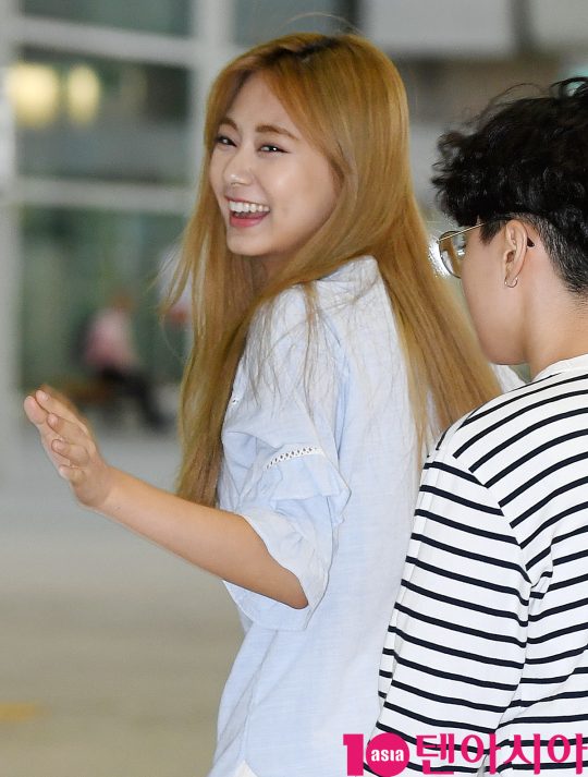 걸그룹 트와이스 쯔위가 12일 오전 개인일정 참석차 인천국제공항을 통해 대만으로 출국하고 있다.
