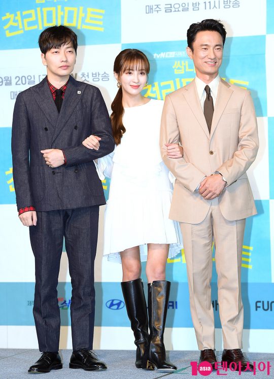 배우 이동휘(왼쪽부터), 정혜성, 김병철