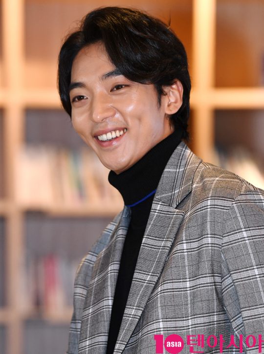 황희는 “부모님이 내가 드라마 출연하는 것을 좋아해주시지만 나는 쑥스러워서 함께 TV를 보지 못한다”며 멋쩍어 했다. /조준원 기자 wizard333@