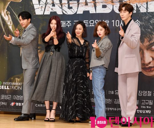 배우 이승기, 배수지, 문정희, 황보라, 신성록이 16일 오후 서울 양천구 목동 SBS 사옥에서 열린 SBS 금토드라마 ‘배가본드’ 제작발표회에 참석하고 있다.