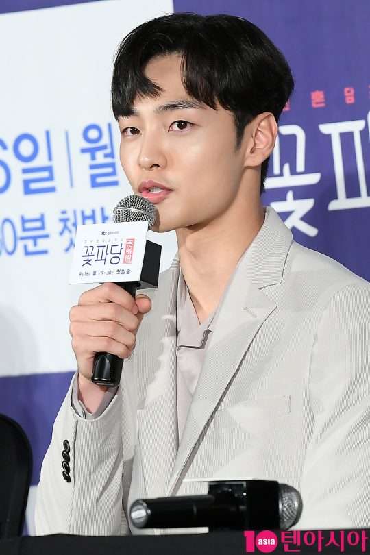 배우 김민재가 16일 오후 서울 여의도동 콘래드호텔에서 열린 JTBC 드라마 ‘조선혼담공작소 꽃파당’ 제작발표회에 참석해 인사말을 하고 있다.