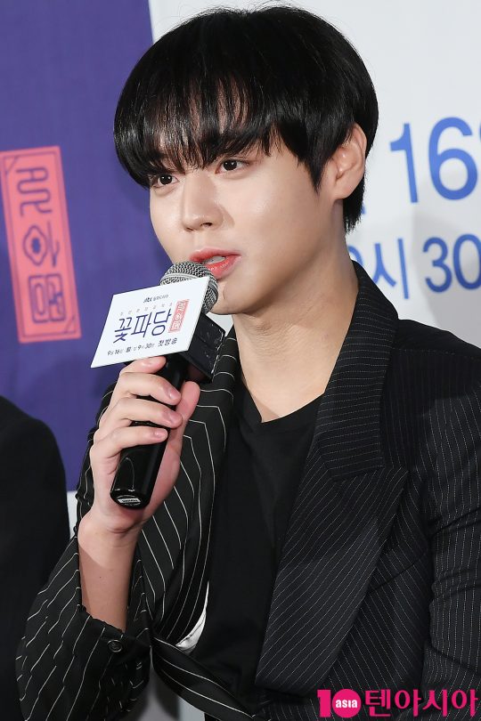 가수 박지훈이 16일 오후 서울 여의도동 콘래드호텔에서 열린 JTBC 드라마 ‘조선혼담공작소 꽃파당’ 제작발표회에 참석해 인사말을 하고 있다.