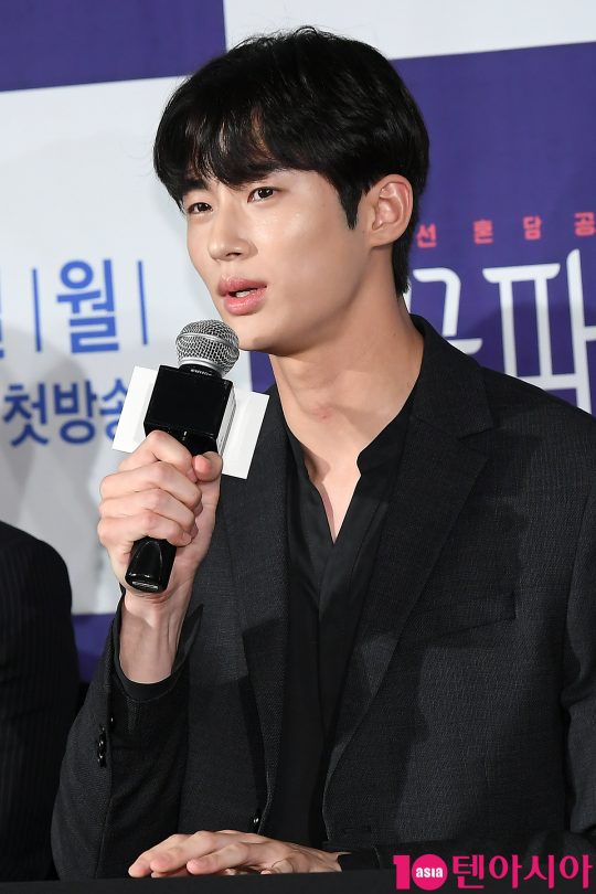 배우 변우석이 16일 오후 서울 여의도동 콘래드호텔에서 열린 JTBC 드라마 ‘조선혼담공작소 꽃파당’ 제작발표회에 참석해 인사말을 하고 있다.