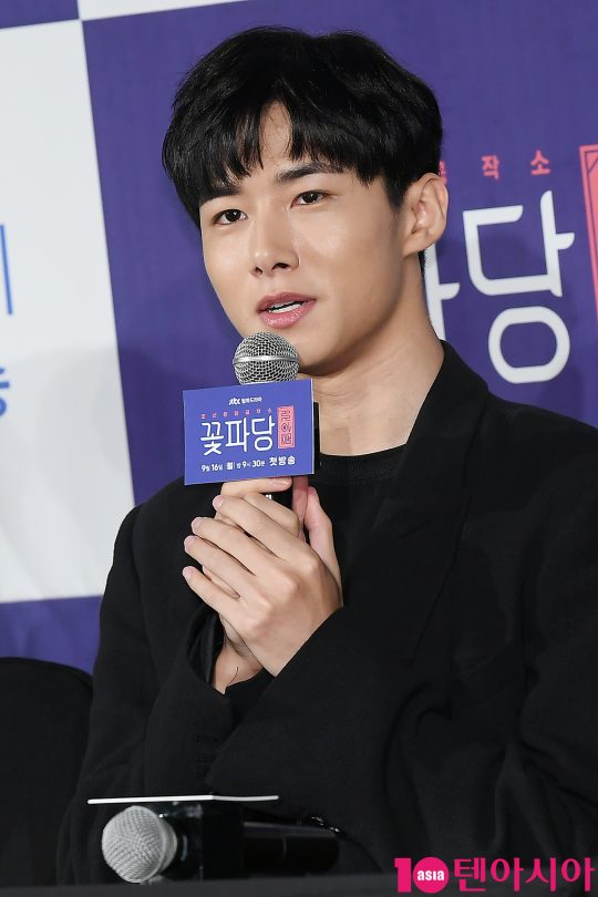 배우 서지훈이 16일 오후 서울 여의도동 콘래드호텔에서 열린 JTBC 드라마 ‘조선혼담공작소 꽃파당’ 제작발표회에 참석해 인사말을 하고 있다.