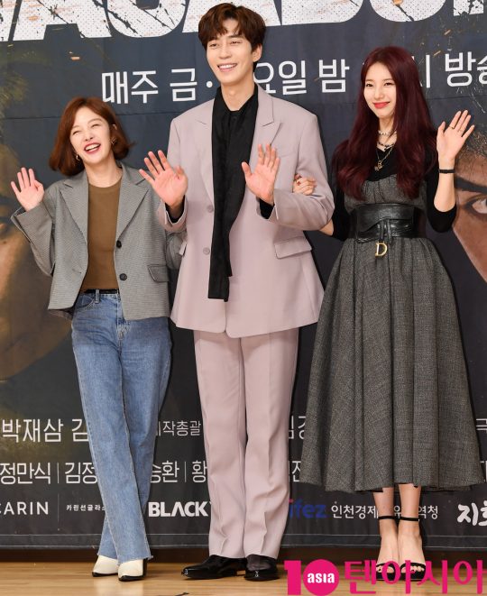 배우 황보라,신성록,배수지(왼쪽부터)가 16일 오후 서울 양천구 목동 SBS 사옥에서 열린 SBS 금토드라마 ‘배가본드’ 제작발표회에 참석하고 있다.