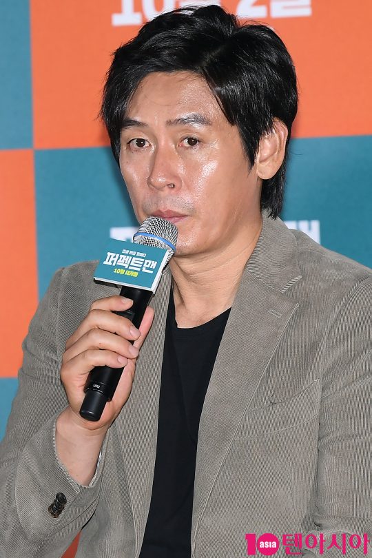배우 설경구가 16일 오후 서울 중구 메가박스 동대문에서 열린 영화 ‘퍼펙트맨’ 언론시사회에 참석해 인사말을 하고 있다.