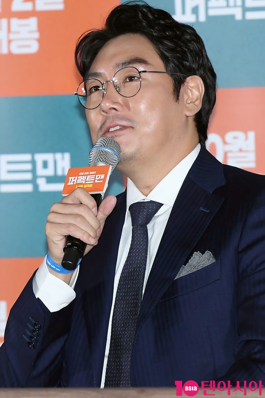 배우 조진웅이 16일 오후 서울 중구 메가박스 동대문에서 열린 영화 ‘퍼펙트맨’ 언론시사회에 참석해 인사말을 하고 있다.