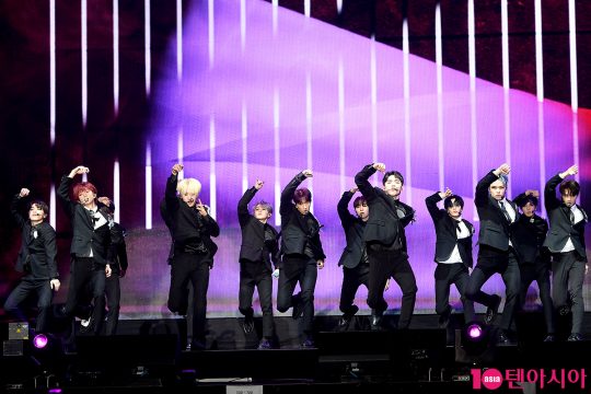타이틀곡 ‘독:Fear’ 무대를 선보이는 세븐틴.