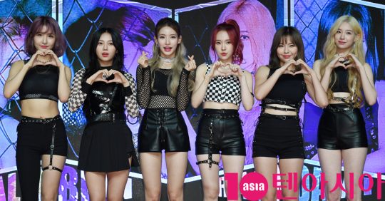 걸그룹 ANS(에이앤에스)(달린, 비안, 담이, 로연, 리나, 라온)가 17일 오후 서울 강남구 청담동 일지아트홀에서 열린 데뷔 앨범 ‘BOOM BOOM’ 쇼케이스에 참석하고 있다.