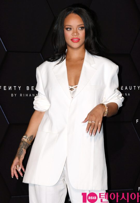 세계적 팝스타 겸 배우 리한나(Rihanna)가 17일 오후 서울 올림픽대로 롯데월드타워에서 열린 메이크업 브랜드 펜티 뷰티(Fenty Beauty) 뷰티클라스에 참석하고 있다.