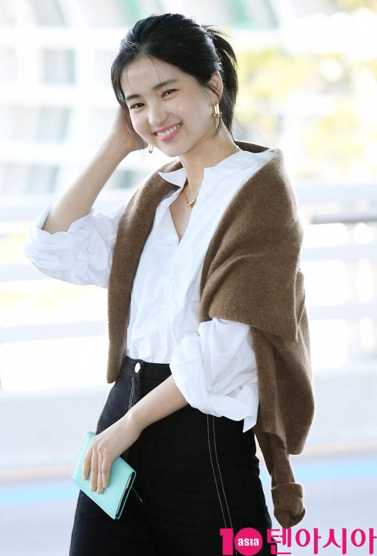 배우 김태리가 18일 오전 브랜드 전시회 참석차 인천국제공항을 통해 중국으로 출국하고 있다.