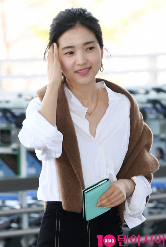 배우 김태리가 18일 오전 브랜드 전시회 참석차 인천국제공항을 통해 중국으로 출국하고 있다.