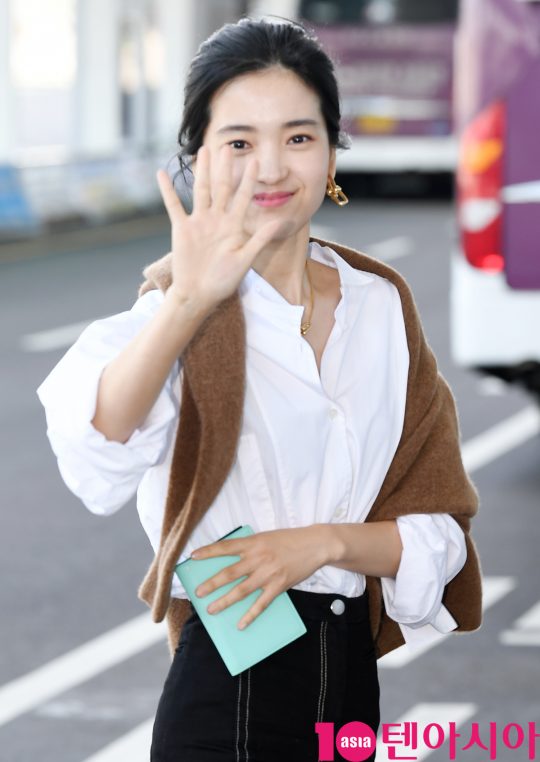 배우 김태리가 18일 오전 브랜드 전시회 참석차 인천국제공항을 통해 중국으로 출국하고 있다.