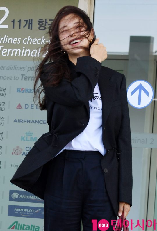 배우이하늬가 18일 오후 패션쇼 참석차 인천국제공항을 통해 밀라노로 출국하고 있다.