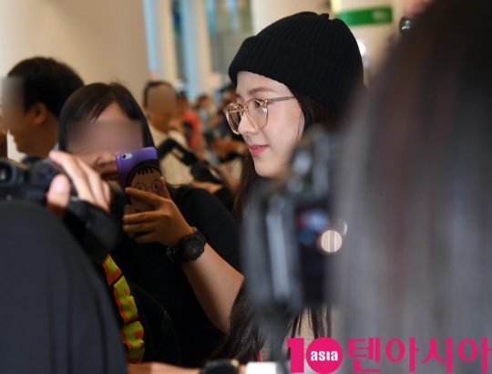 걸그룹 블랙핑크 지수가 18일 오후 영국 컬렉션 쇼를 마치고 인천국제공항을 통해 입국하고 있다.