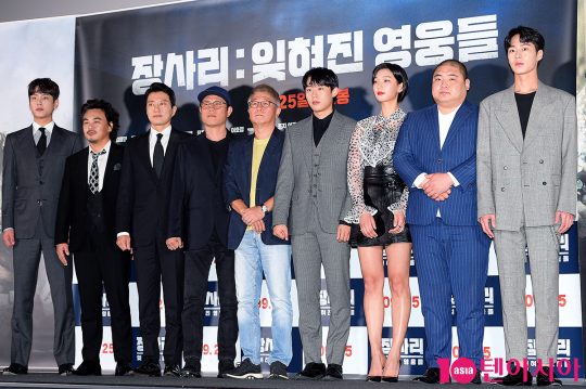 배우 곽시양(왼쪽부터), 김인권, 김명민, 김태훈 감독, 곽경택 감독, 배우 김성철, 이호정, 장지건, 이재욱이 18일 오후 서울 한강로 CGV용산아이파크몰에서 열린 영화 ‘장사리: 잊혀진 영웅들’ 언론시사회에 참석했다. /서예진 기자 yejin@