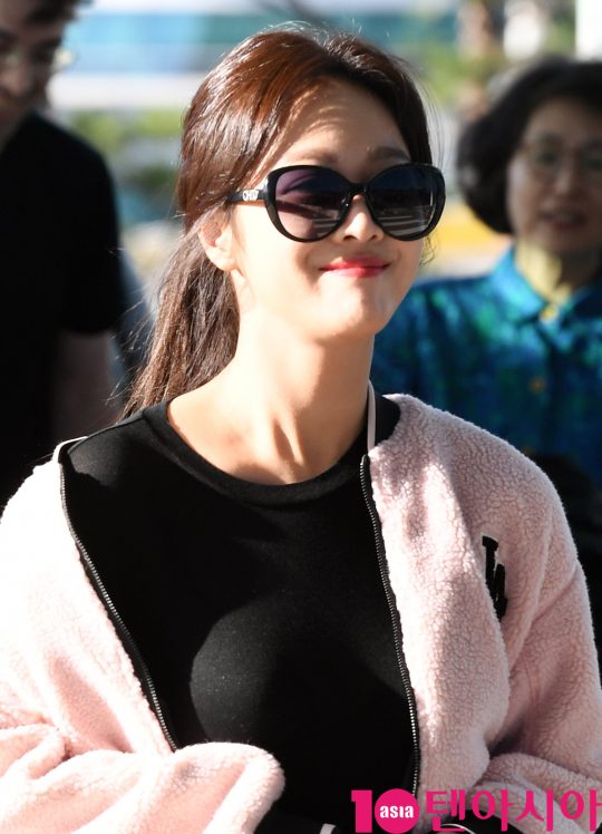 배우 조보아가 18일 오후 화보 촬영차 인천국제공항을 통해 태국으로 출국하고 있다.
