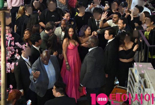 세계적 팝스타 겸 배우 리한나(Rihanna)가 19일 오전 서울 용산구 이태원동 한 클럽에서 파티를 마치고 길거리로 나섰다.
