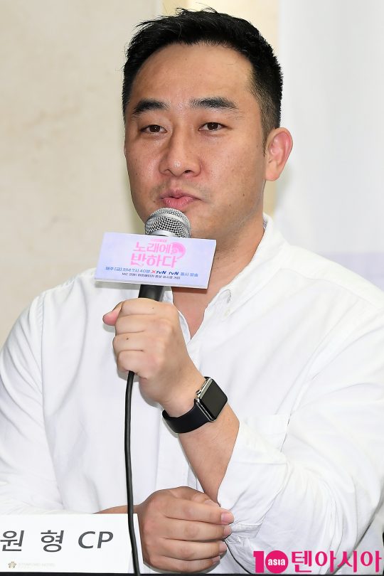 이원형 CP가 19일 오후 서울 상암동 스탠포드호텔에서 열린 tvN 예능 ‘노래에 반하다’ 제작발표회에 참석해 인사말을 하고 있다.
