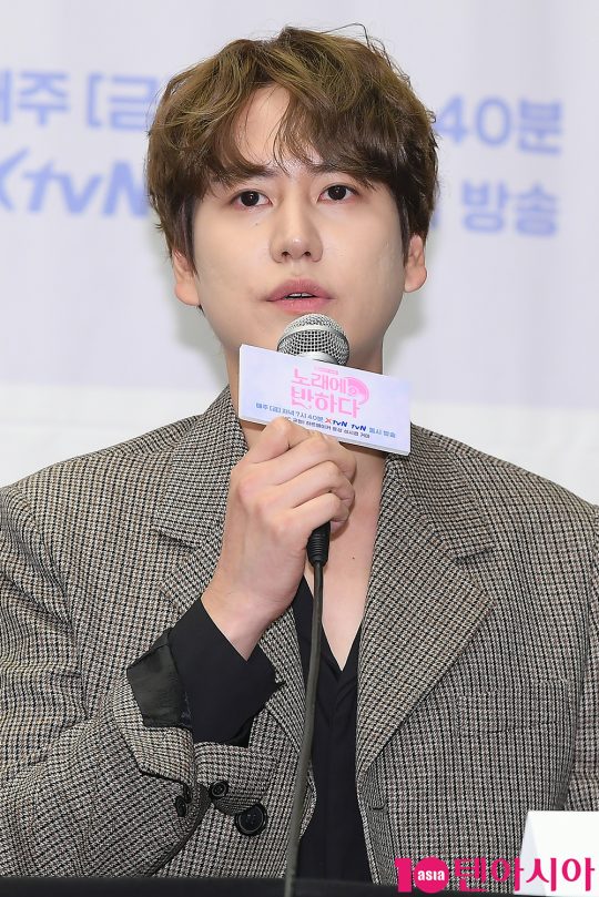 가수 규현이 19일 오후 서울 상암동 스탠포드호텔에서 열린 tvN 예능 ‘노래에 반하다’ 제작발표회에 참석해 인사말을 하고 있다.