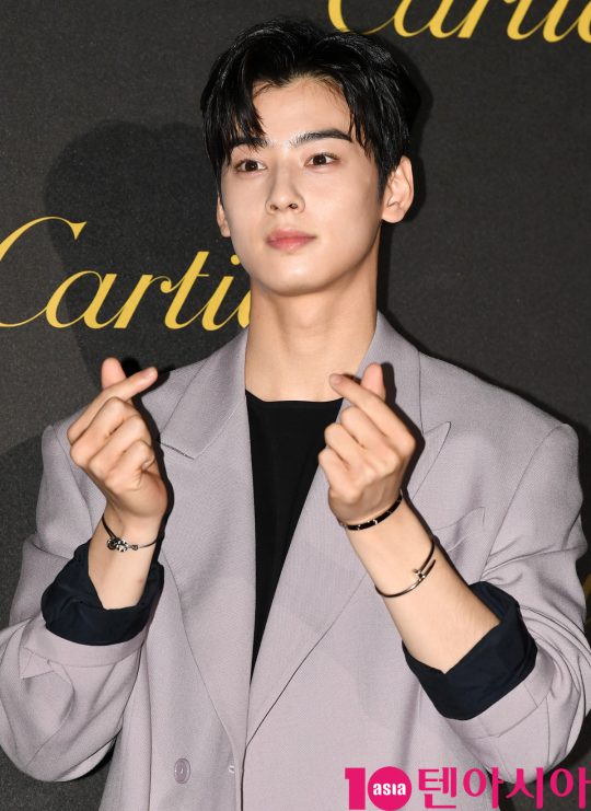 아스트로 차은우가 19일 오후 서울 성동구 에스팩토리에서 열린 까르띠에 ‘저스트 앵 끌루’ 파티에 참석하고 있다.