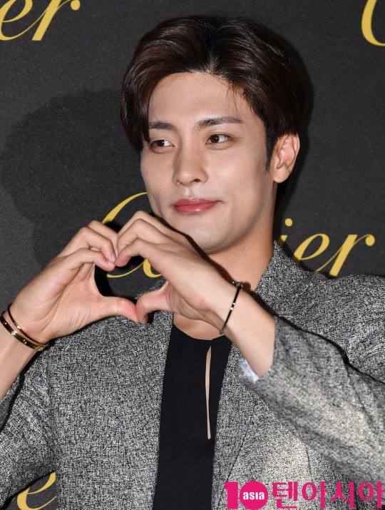 배우 성훈이 19일 오후 서울 성동구 에스팩토리에서 열린 까르띠에 ‘저스트 앵 끌루’ 파티에 참석하고 있다.