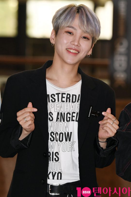 그룹 디원스(우진영, 박우담, 김현수, 정유준, 조용근) 김현수가 20일 오전 프로모션 참석차 김포국제공항을 통해 일본으로 출국하고 있다.