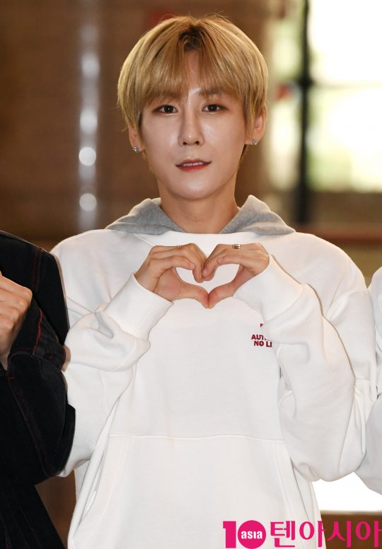 그룹 디원스(우진영, 박우담, 김현수, 정유준, 조용근) 박우담이 20일 오전 프로모션 참석차 김포국제공항을 통해 일본으로 출국하고 있다.