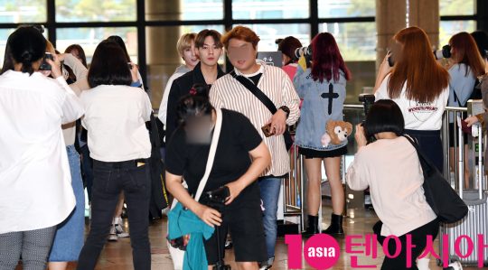 그룹 디원스(우진영, 박우담, 김현수, 정유준, 조용근)가 20일 오전 프로모션 참석차 김포국제공항을 통해 일본으로 출국하고 있다.
