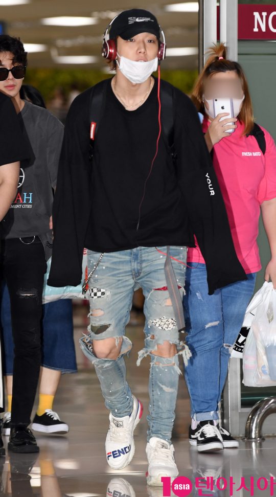 그룹 아이콘(iKON)(김진환, BOBBY, 송윤형, 구준회, 김동혁, 정찬우) 바비가 20일 오후 일본 콘서트 마치고 김포국제공항을 통해 입국하고 있다.