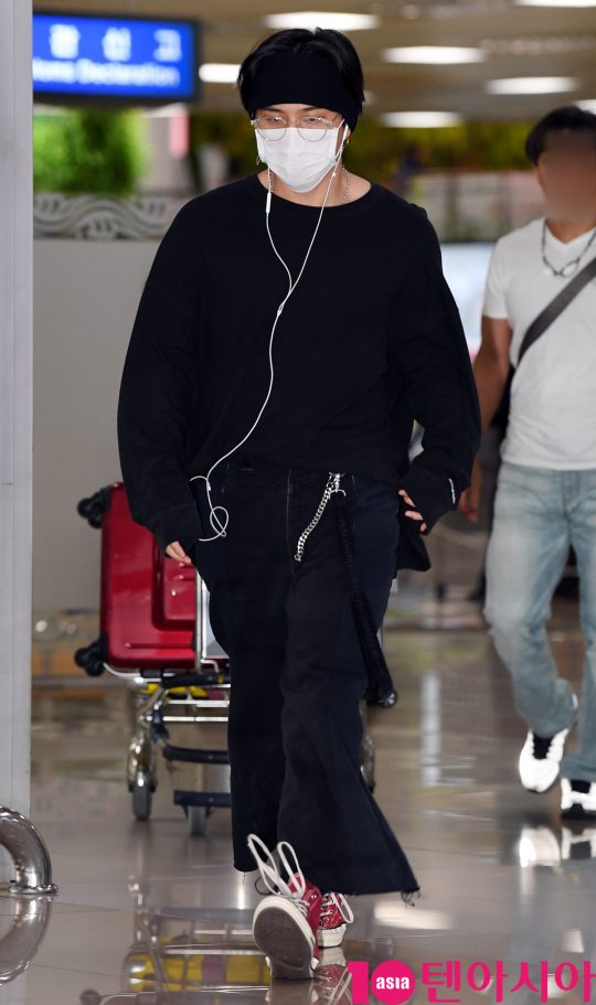 그룹 아이콘(iKON)(김진환, BOBBY, 송윤형, 구준회, 김동혁, 정찬우) 김동혁이 20일 오후 일본 콘서트 마치고 김포국제공항을 통해 입국하고 있다.