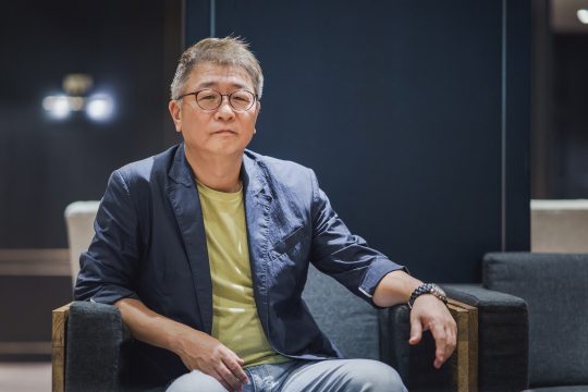 영화 ‘장사리 : 잊혀진 영웅들’의 곽경택 감독은 “실화가 모티브인 작품은 근간이 단단해서 끌린다”고 말했다./ 사진제공=워너브러더스 코리아