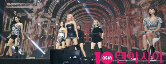 걸그룹 트와이스(나연, 정연, 모모, 사나, 지효, 미나, 다현, 채영, 쯔위) 쯔위가 23일 오후 서울 광장동 예스24 라이브홀에서 열린 미니 8집 ‘Feel Special’(필 스페셜) 발매 쇼케이스에 참석해 멋진공연을 선보이고 있다.