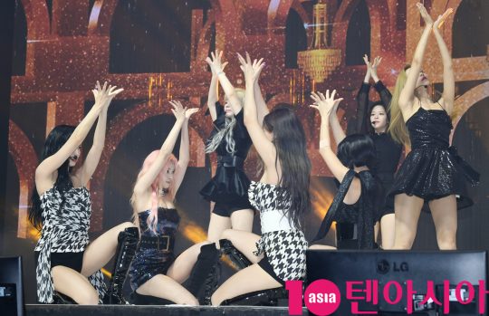 걸그룹 트와이스(나연, 정연, 모모, 사나, 지효, 미나, 다현, 채영, 쯔위) 쯔위가 23일 오후 서울 광장동 예스24 라이브홀에서 열린 미니 8집 ‘Feel Special’(필 스페셜) 발매 쇼케이스에 참석해 멋진공연을 선보이고 있다.