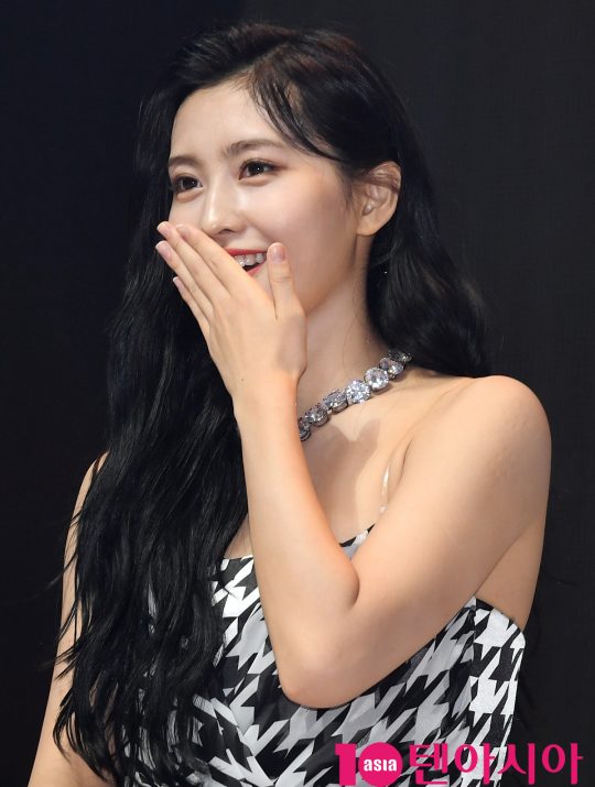 걸그룹 트와이스(나연, 정연, 모모, 사나, 지효, 미나, 다현, 채영, 쯔위) 모모가 23일 오후 서울 광장동 예스24 라이브홀에서 열린 미니 8집 ‘Feel Special’(필 스페셜) 발매 쇼케이스에 참석하고 있다.