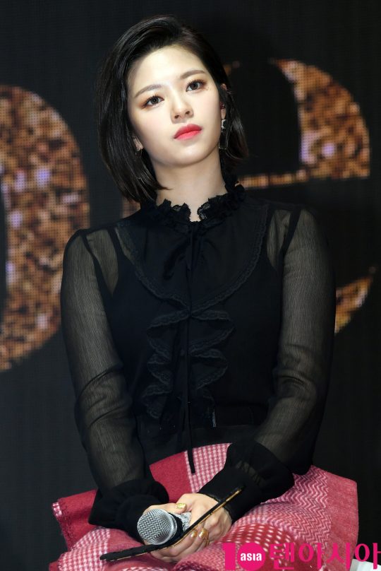 걸그룹 트와이스(나연, 정연, 모모, 사나, 지효, 미나, 다현, 채영, 쯔위) 정연이 23일 오후 서울 광장동 예스24 라이브홀에서 열린 미니 8집 ‘Feel Special’(필 스페셜) 발매 쇼케이스에 참석하고 있다.
