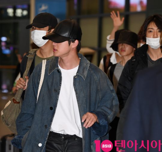 그룹 방탄소년단(BTS)(RM, 슈가, 진, 제이홉, 지민, 뷔, 정국) RM,진,지민,정국이 24일 오전 뉴질랜드 남섬에서 BTS의 여행 프로그램 “Bon Voyage” 촬영을 마치고 인천국제공항을 통해 입국하고 있다.