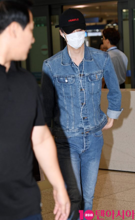 그룹 엑소의 세훈이 24일 오전 태국 방콕에서 열리는 콘서트를 마치고 인천국제공항을 통해 입국하고 있다.