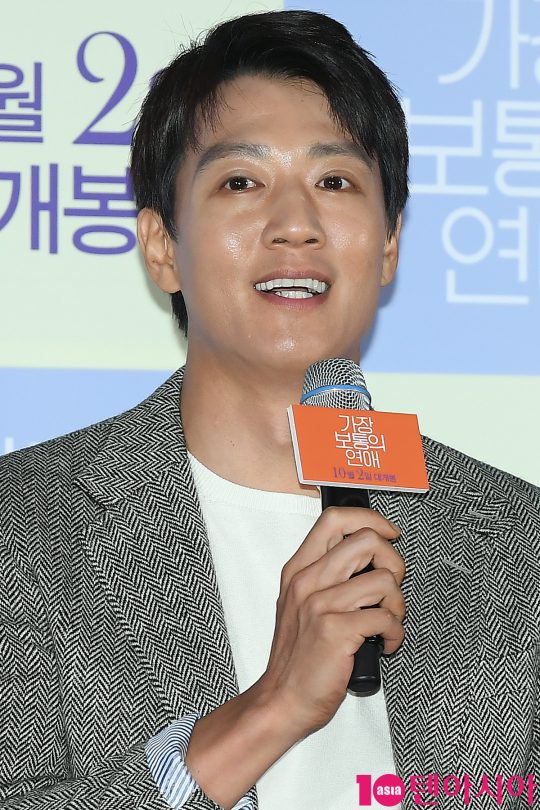 배우 김래원이 24일 오후 서울 자양동 롯데시네마 건대입구에서 열린 영화 ‘가장 보통의 연애’ 언론시사회에 참석해 인사말을 하고 있다.