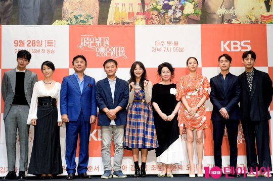 배우 김재영(왼쪽부터), 나영희, 박영규, 한준서 PD, 배우 설인아, 김미숙, 조윤희, 오민석, 윤박이 25일 오후 서울 신도림동 라마다호텔에서 열린 KBS2 새 주말드라마 ‘사랑은 뷰티풀 인생은 원더풀’ 제작발표회에 참석했다. / 서예진 기자 yejin@