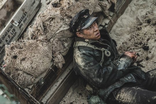 영화 ‘장사리: 잊혀진 영웅들’의 한 장면. /사진제공=워너브러더스 코리아