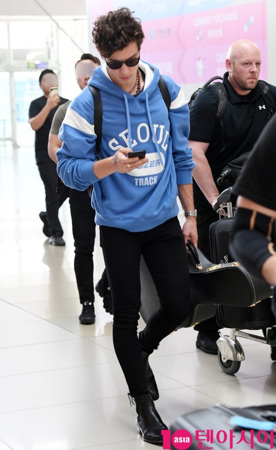 캐나다 출신 싱어송라이터 숀 멘데스(Shawn Mendes)가 26일 한국에서 첫 아시아투어를 마치고 인천국제공항을 통해 중국으로 출국하고 있다.