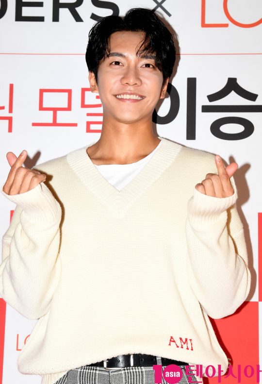 배우 이승기가 26일 오후 서울 이태원동 롭스 매장에서 열린 모델인 이승기 팬사인회에 참석하고 있다.