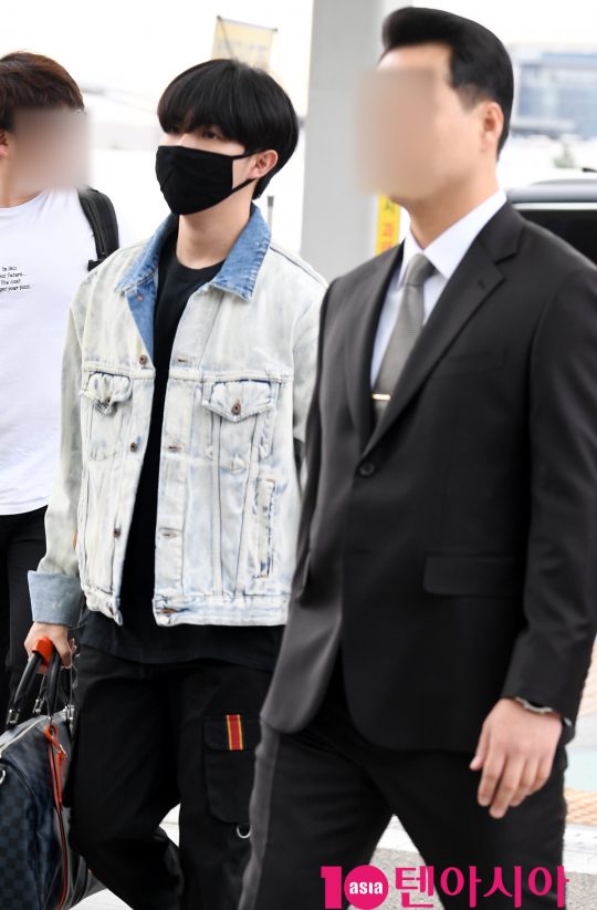 가수 김재환이 27일 오전 케이콘 2019 타일랜드(KCON 2019 THAILAND) 참석차 인천국제공항을 통해 방콕으로 출국하고 있다.