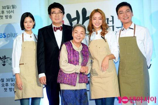 배우 신나리(왼쪽부터), 개그맨 최양락, 배우 김수미, 서효림, 조재윤