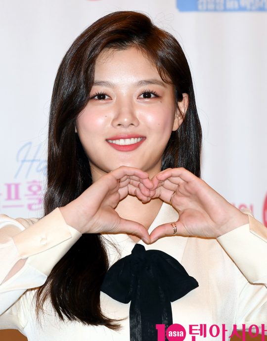 [TEN PHOTO]김유정 &#39;가을날씨도 질투하는 미모&#39;