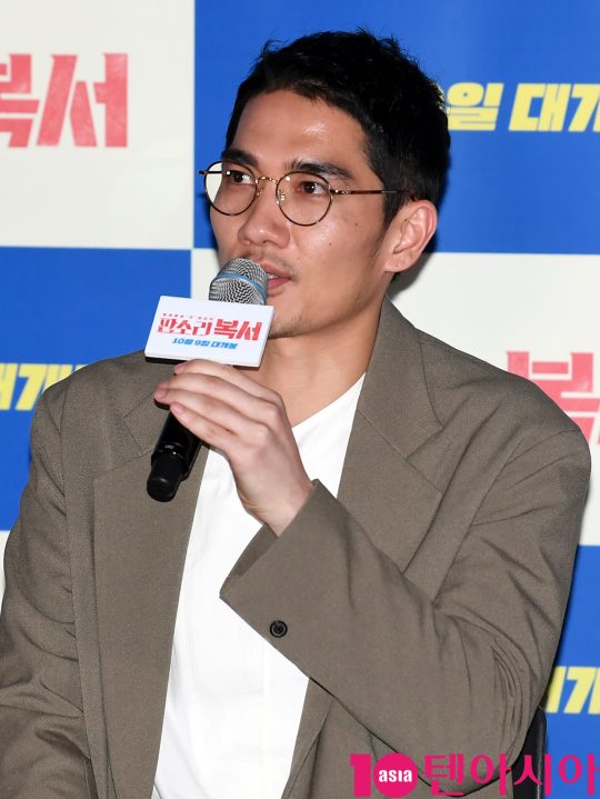 배우 김희원이 30일 오후 서울 한강로3가 CGV 용산아이파크몰점에서 열린 영화 ‘판소리 복서’ 언론시사회에 참석하고 있다.