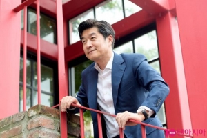 &#39;나쁜 녀석들: 더 무비&#39; 김상중 &#34;&#39;그알&#39; 애청자 마동석에 &#39;그알&#39; 책 선물&#34;