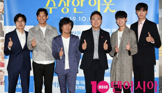 이상훈 감독(왼쪽부터)과 배우 오지호, 오광록, 안지환, 영민, 강희가 25일 오후 서울 자양동 롯데시네마 건대입구점에서 열린 영화 ‘수상한 이웃’ 언론배급 시사회에 참석했다. /조준원 기자 wizard333@