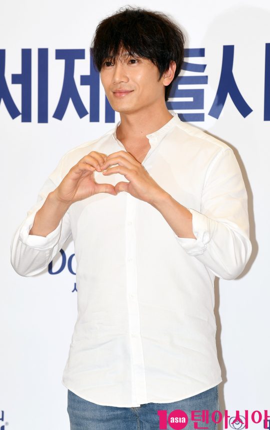 배우 지성이 1일 오전 서울 행당동 이마트 왕십리점에서 열린 P&G 다우니 세제 런칭 행사에 참석하고 있다.
